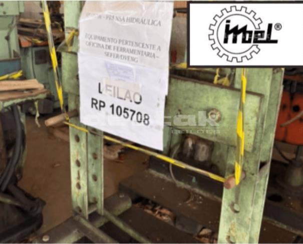 Foto de Uma prensa hidráulica da marca Eva