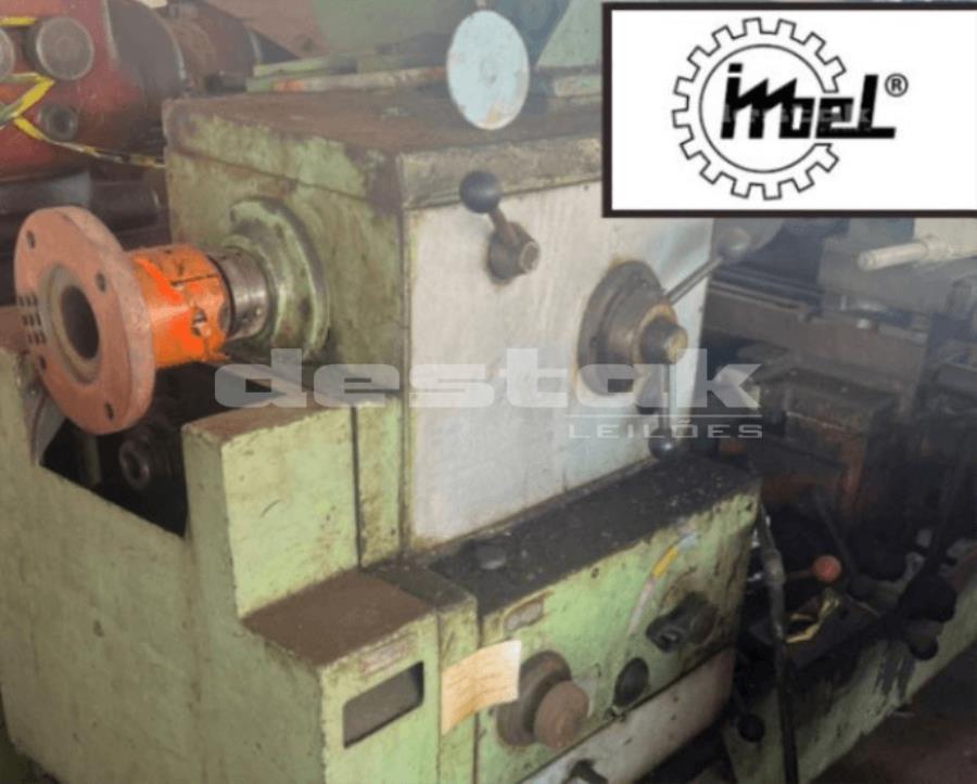 Um torno revólver da marca Imor, modelo R 400