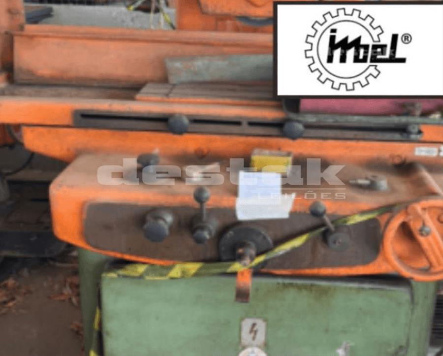 Um torno mecânico da marca Imor, modelo HBX