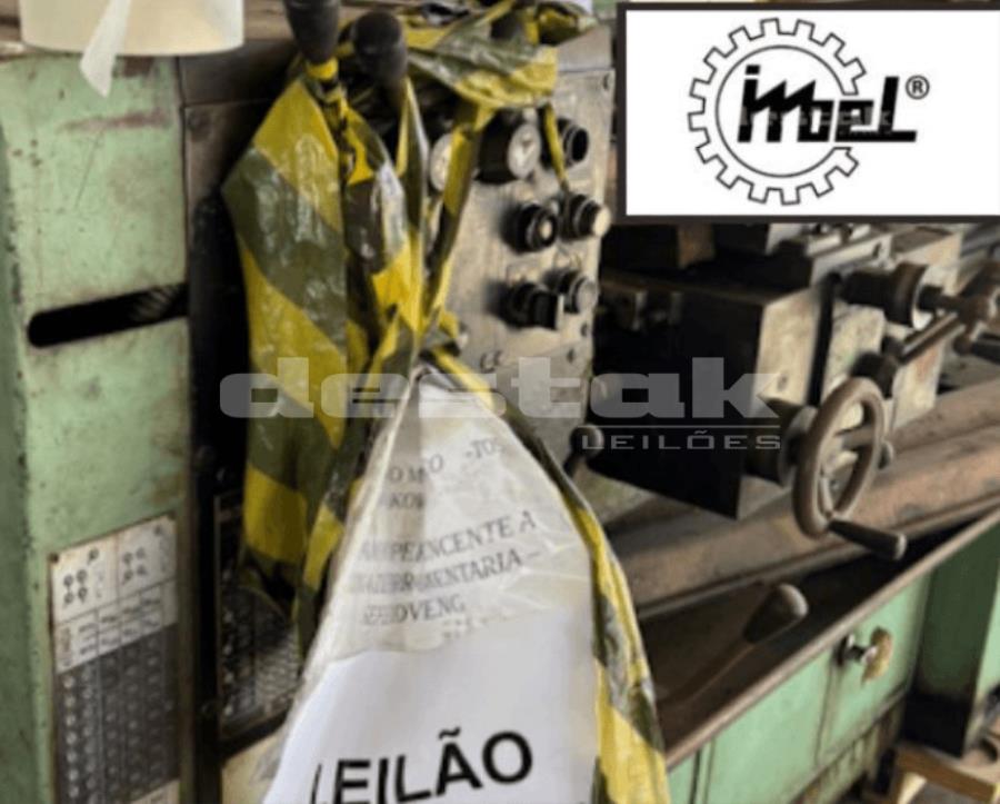 Um torno mecânico da marca Tos Celakovice