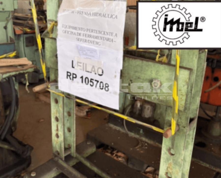 Uma prensa hidráulica da marca Eva