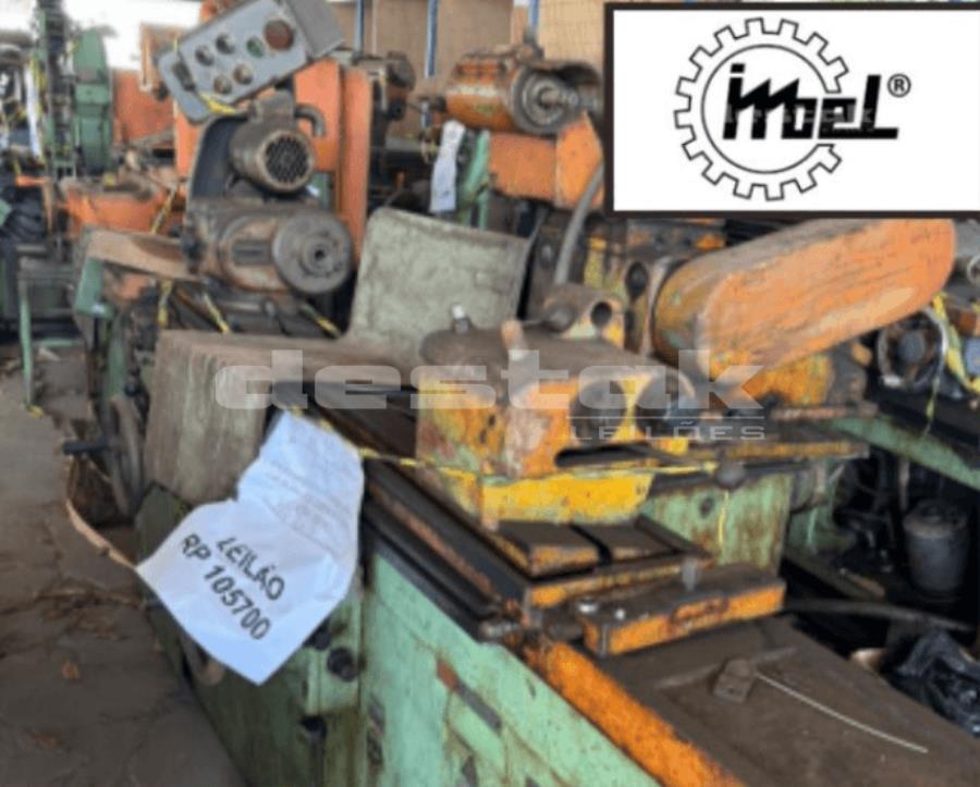 Uma retificadora automática cilíndrica da marca Tos Hostivar