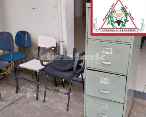 Armário e cadeiras diversas
